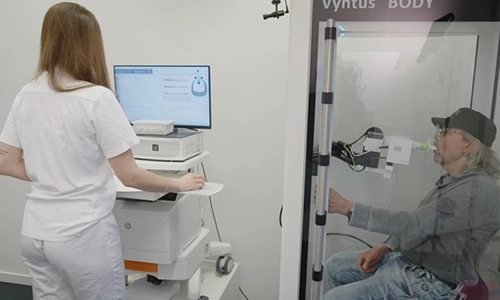 chronische-lungenentzuendung Aufnahme Patient bei der Lungenfunktionstestung