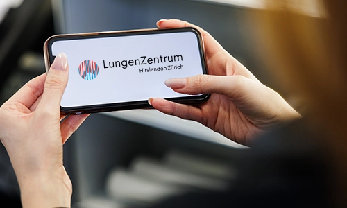 videobeitrag Handy in der Hand mit dem Logo vom LungenZentrum Hirslanden Zürich